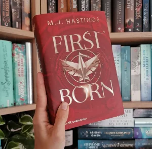Há um novo romantasy nas livrarias portuguesas – e promete ser a próxima obsessão dos leitores. Conheça “Firstborn”