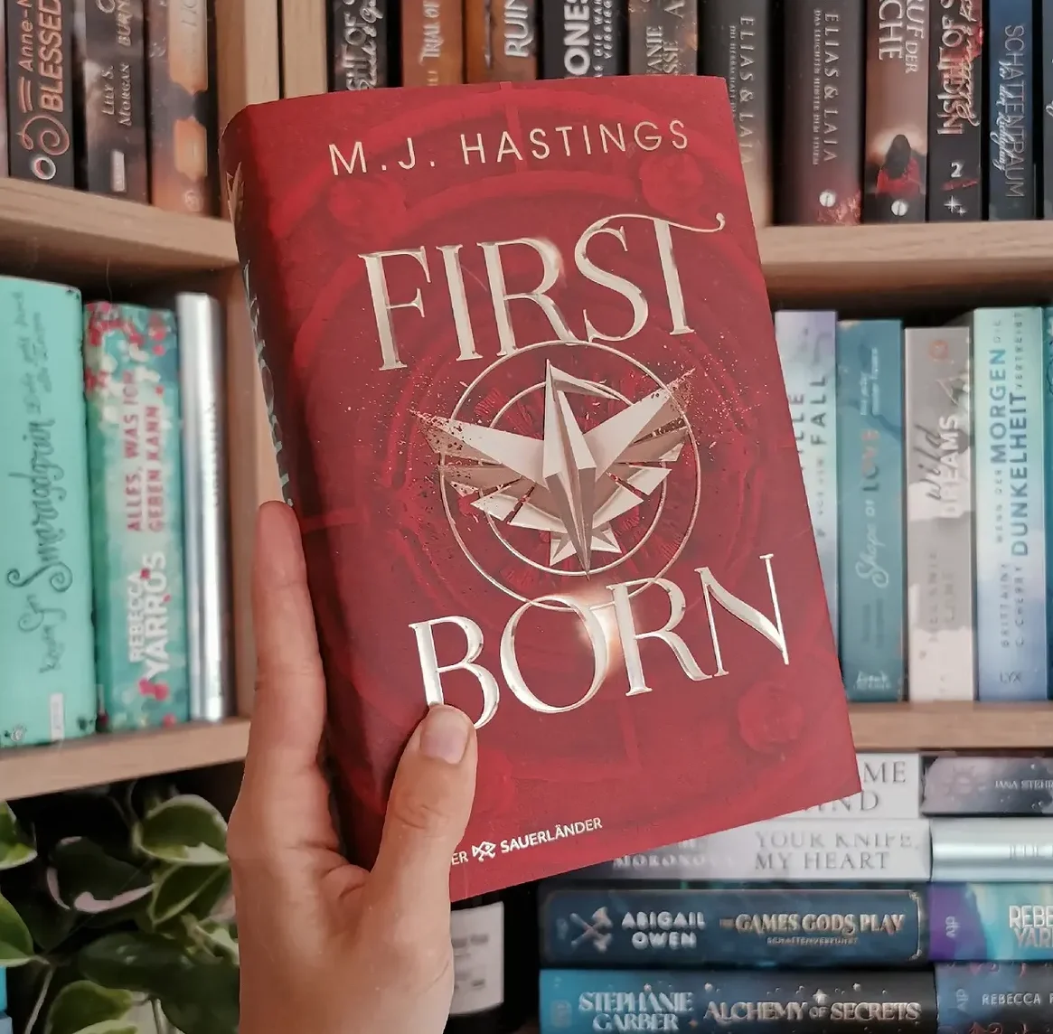Há um novo romantasy nas livrarias portuguesas – e promete ser a próxima obsessão dos leitores. Conheça “Firstborn”