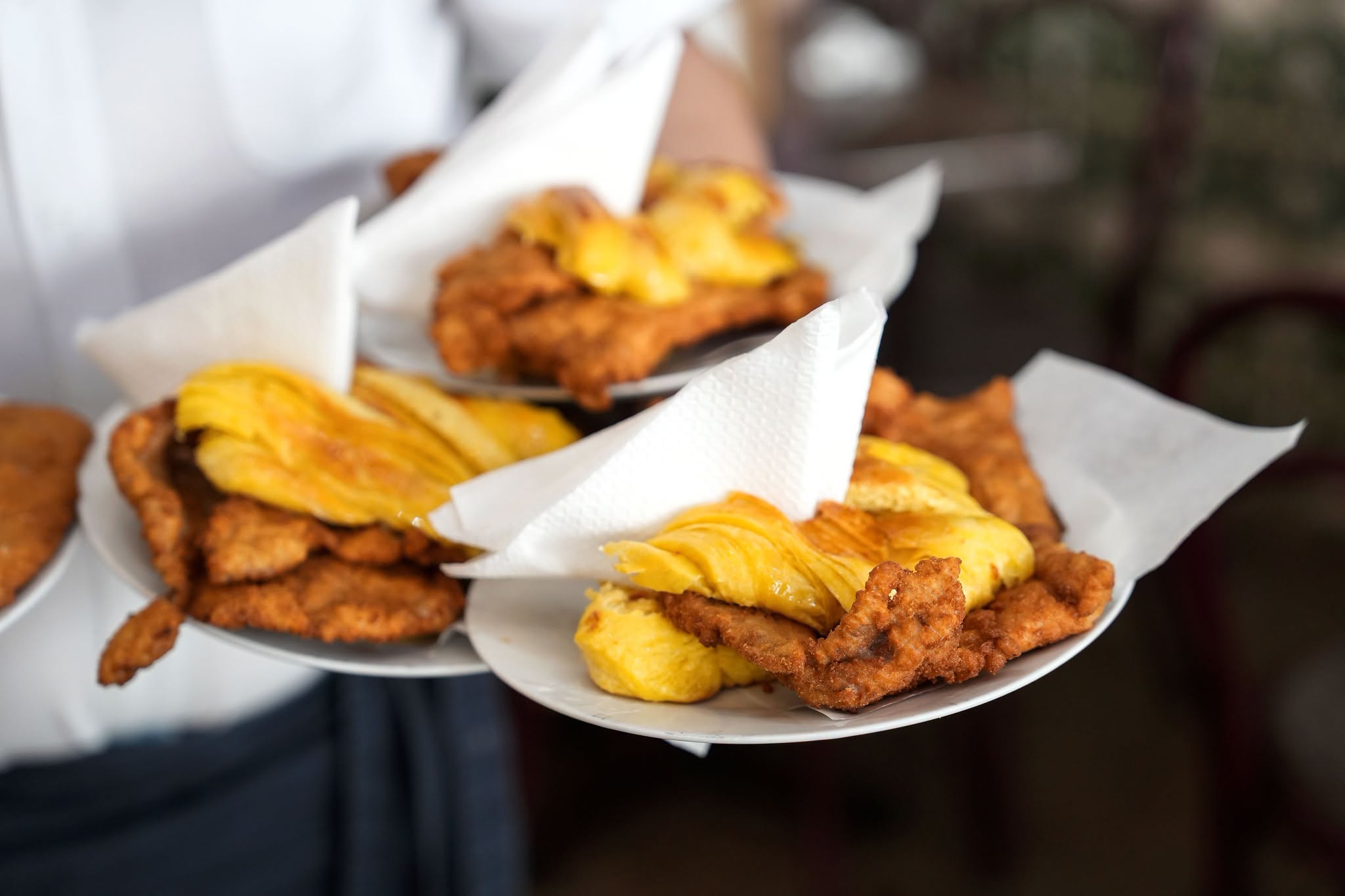 Croissant com panado? Este petisco improvável é um sucesso numa confeitaria com 67 anos. Saiba quanto custa