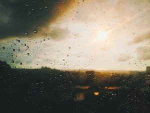 Dias amenos, noites frias e chuva. Saiba como vai estar o tempo neste fim de semana