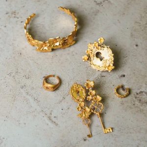 Plural. Nova coleção de Cata Vassalo tem chaves, fechaduras, insetos e orquídeas (e estas 8 peças conquistaram-nos)