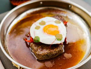 Não precisa de sair de Lisboa para provar o bife regional dos Açores. Saiba onde o pode comer (e por quanto)