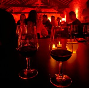 Sombras, lanternas e vinho do Porto. As caves Cockburn’s preparam uma visita noturna para o Halloween