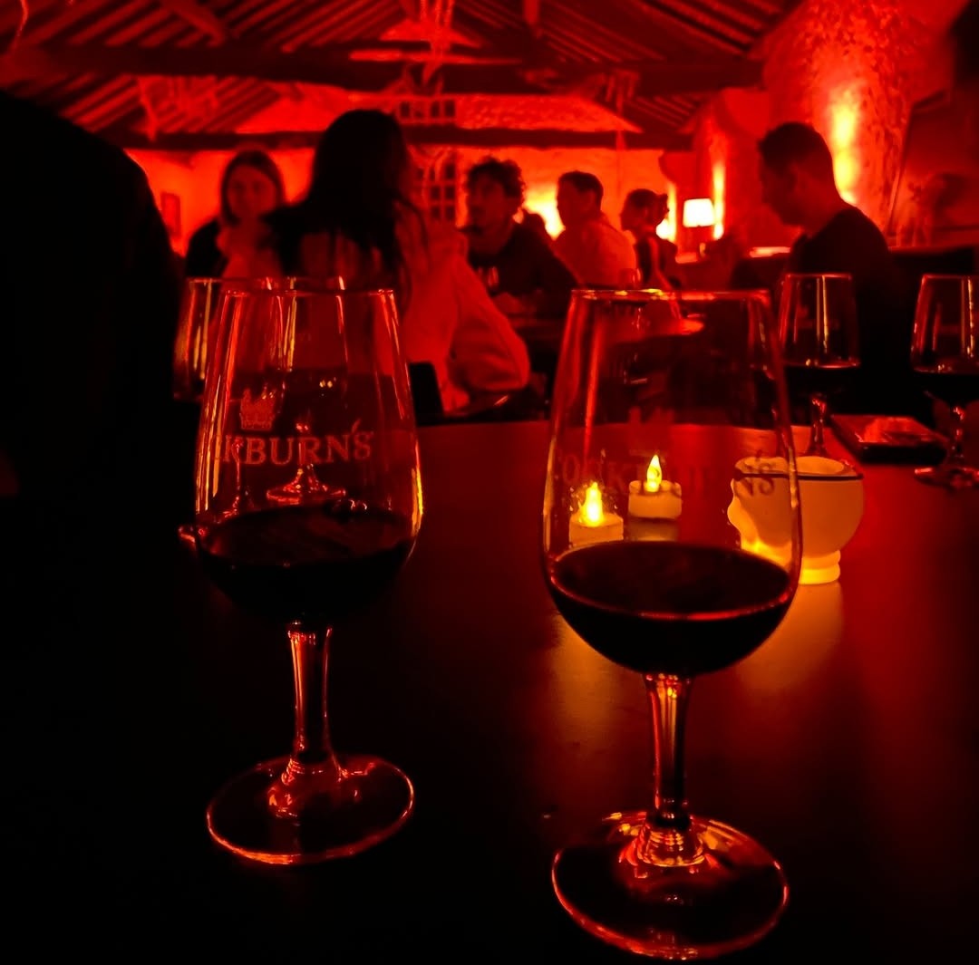 Sombras, lanternas e vinho do Porto. As caves Cockburn’s preparam uma visita noturna para o Halloween