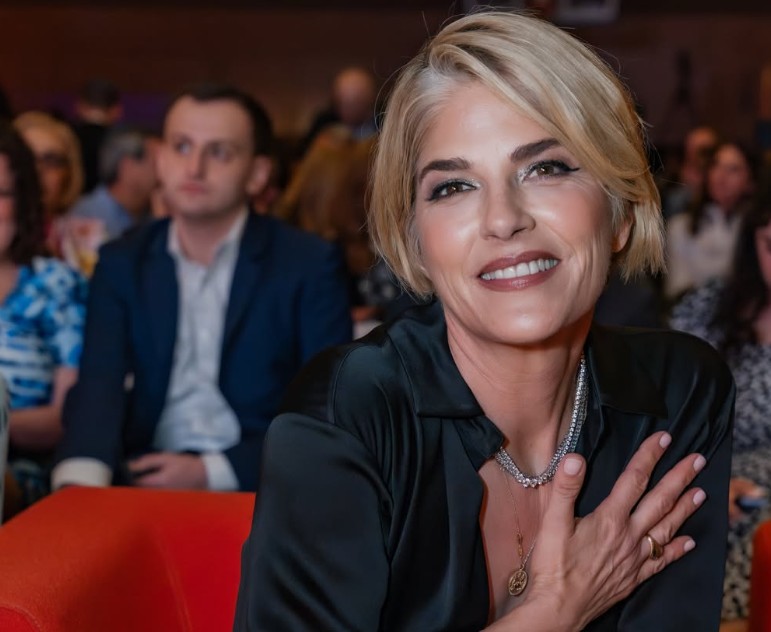 Selma Blair é detida e acusada de agredir polícia e enfermeira depois de incidente em voo. Saiba o que aconteceu