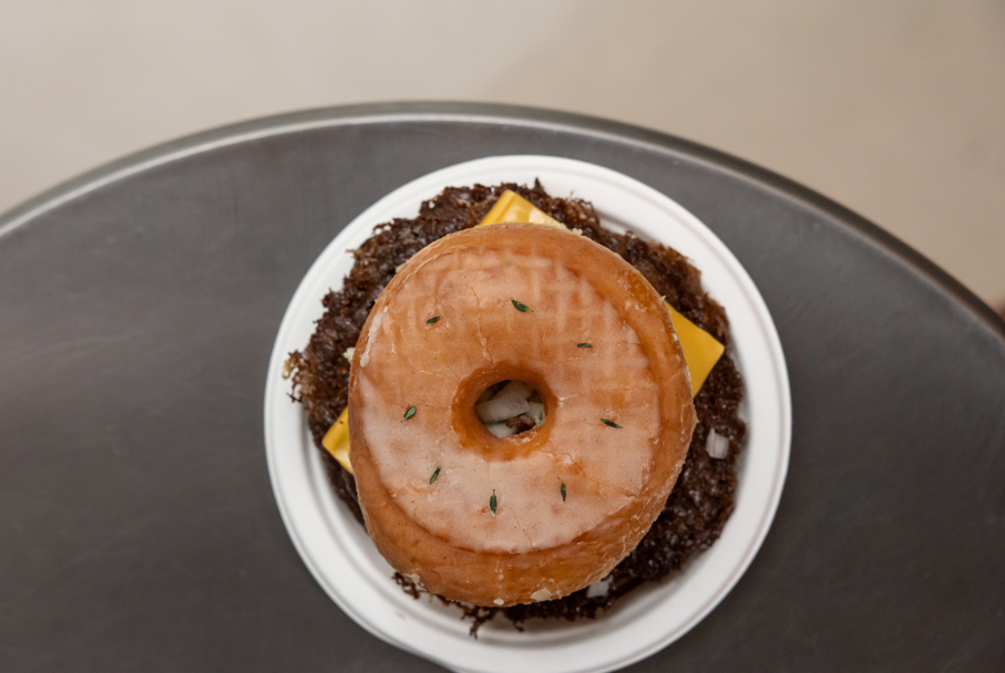 O Velho Eurico vai invadir a cozinha da Street com smash burgers com donuts — mas só por dois dias