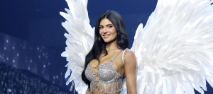 Nova “angel” à vista? Kylie Jenner estreia-se no desfile da Victoria’s Secret com sutiã de 50 milhões de dólares