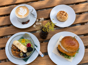 PÁG.1. Este novo café do Bairro Alto tem sandes de arroz de pato, bolos gulosos e até envolve uma história de amor