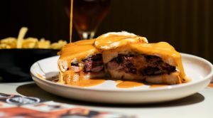 Francesinha com pastrami? O Dote e o Kau uniram-se para criar esta perdição (que só pode provar por tempo limitado)