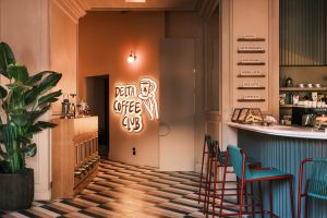 Delta Coffee Club. Este novo espaço em Lisboa junta café a clubes de comédia e leitura, música e workshops