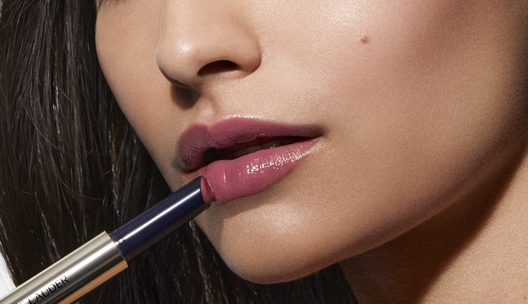 Parece um batom, brilha como um gloss. Saiba tudo sobre esta novidade da Estée Lauder, que promete lábios cintilantes