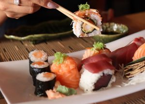 Sushi, sashimi e pratos quentes. Há um novo menu de almoço em Carcavelos desde 14,90€ (e com boa comida japonesa)