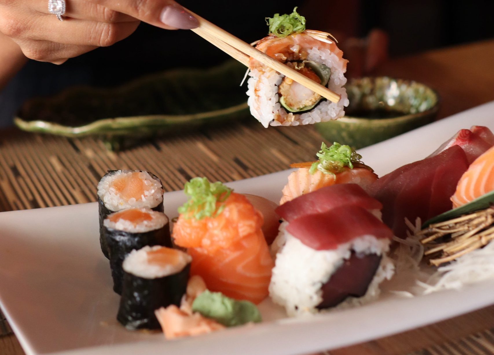 Sushi, sashimi e pratos quentes. Há um novo menu de almoço em Carcavelos desde 14,90€ (e com boa comida japonesa)