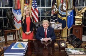 Katie Zacharia sai da Casa Branca após 5 dias e uma única conferência de imprensa polémica. O que correu mal com a porta-voz de Trump?