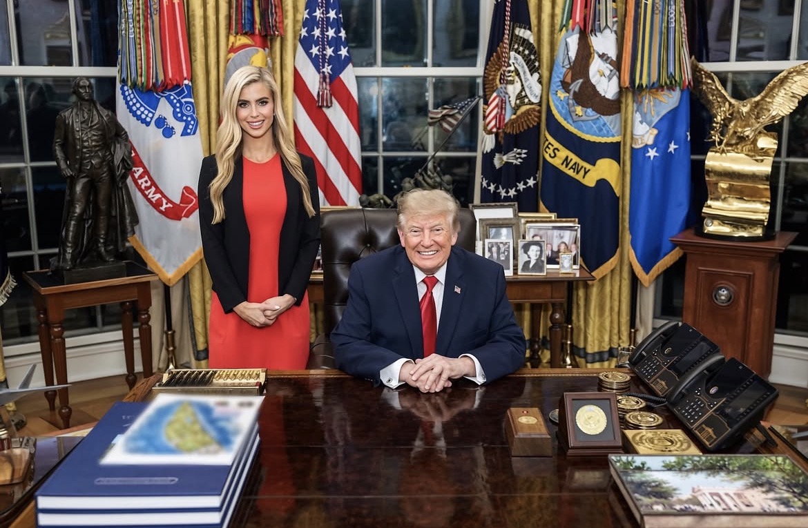 Katie Zacharia sai da Casa Branca após 5 dias e uma única conferência de imprensa polémica. O que correu mal com a porta-voz de Trump?