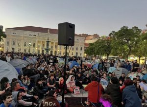 Tendas começaram no Porto e chegaram a Lisboa. O que pedem os manifestantes pela habitação?