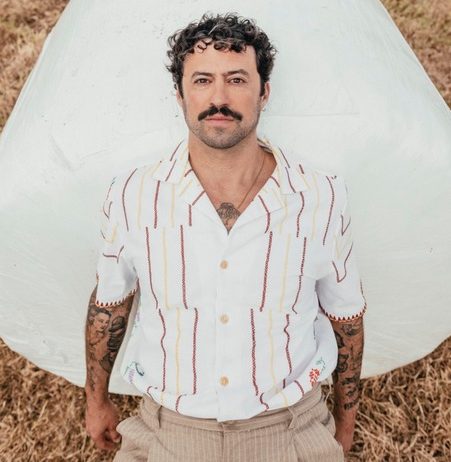 Diogo Faro regressa aos palcos com “Massa Mãe” – e a receita inclui erros, ativismo e muitas gargalhadas. Leia a entrevista