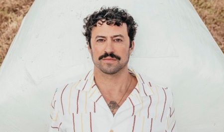 Diogo Faro regressa aos palcos com “Massa Mãe” – e a receita inclui erros, ativismo e muitas gargalhadas. Leia a entrevista