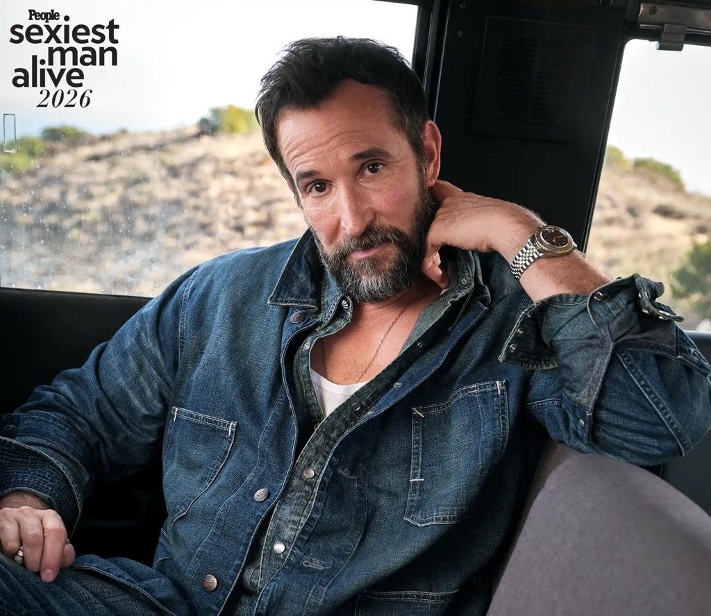 Aos 55 anos, Noah Wyle é eleito o Homem Mais Sexy do Mundo de 2026. Veja as fotos do ator de “The Pitt”