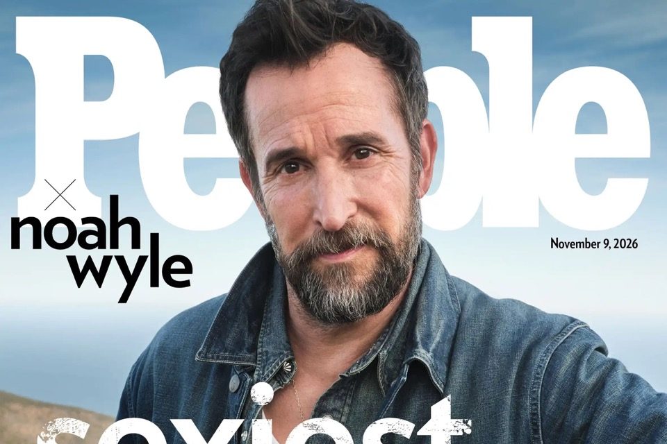 Aos 55 anos, Noah Wyle é eleito o Homem Mais Sexy do Mundo de 2026 pela “People”. Veja as fotos do ator de “The Pitt”