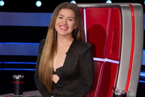Kelly Clarkson foi maltratada numa loja, a marca respondeu e a cantora não se calou. “Não só és mal-educado como mentiroso”