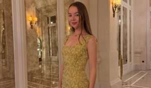 Neta de Grace Kelly vai ao baú e usa vestido da avó 64 anos depois. Espreite a peça histórica usada pela princesa