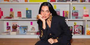 Dua Lipa veio finalmente conhecer o seu “cantinho” na Livraria Lello. Espreite as fotos da artista no Porto