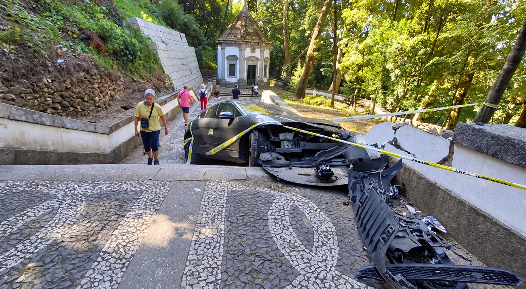 Jaguar de luxo voa 10 metros e acaba nas escadas do Bom Jesus de Braga. Veja o que se passou