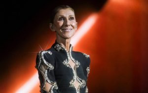 Céline Dion sofre queda em palco durante concerto de regresso em Paris. “Ainda bem que estão aqui”