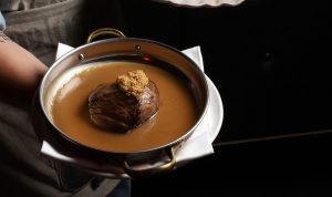 Tango e fado no pé, carne deliciosa no prato. As noites especiais com dança e música do Volver estão de volta