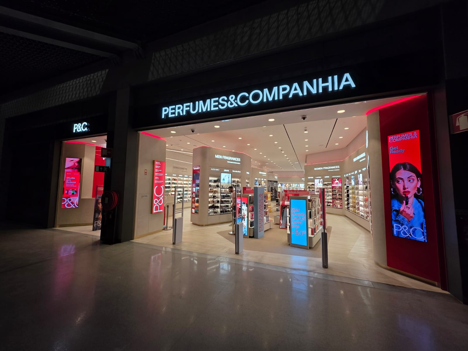 A Perfumes & Companhia reabre na Margem Sul com oferta de vale de 100€ em produtos. Saiba tudo sobre a nova loja