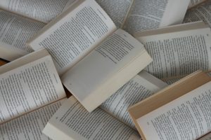Comprar um livro até 15€? Esta loja bem conhecida está com descontos em alguns dos maiores sucessos literários
