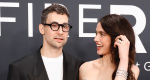 Margaret Qualley e Jack Antonoff avançam com o divórcio após três anos de casamento. Separação aconteceu em julho
