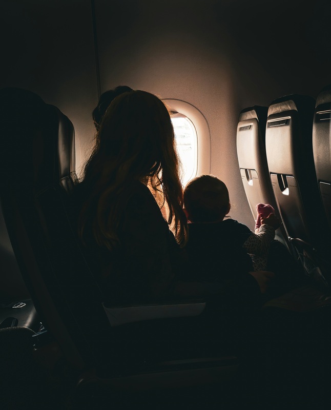 Reino Unido quer proibir companhias aéreas de cobrar aos pais o lugar ao lado dos filhos