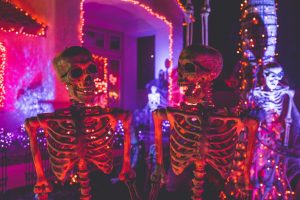Gritos, “escapes rooms” e festas temáticas. 7 programas para celebrar o Halloween