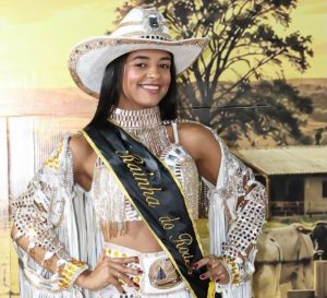 Modelo de 22 anos morre atingida por um raio à frente da família. Saiba como tudo aconteceu