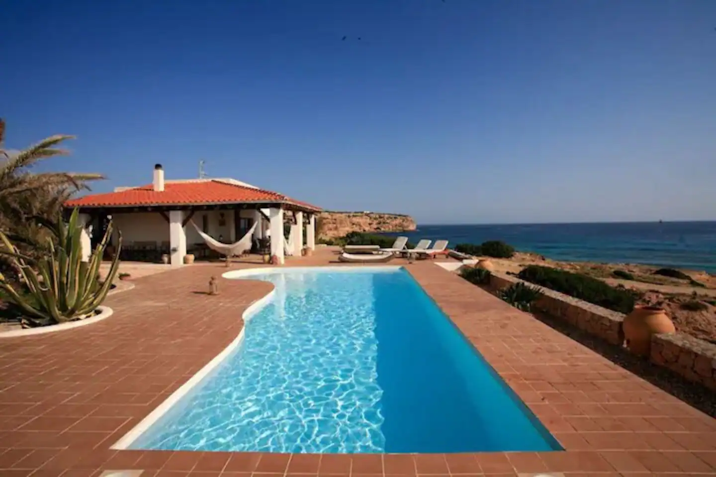 Férias em Formentera. 8 casas para arrendar que ficam em cima da praia e têm piscina Férias em Formentera. 8 casas para arrendar que ficam em cima da praia e têm piscina