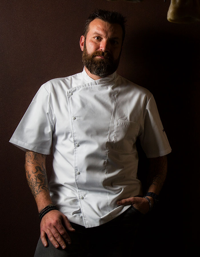 Quer deixar de ser um pesadelo na cozinha? Agora já pode equipar-se como Ljubomir Stanisic