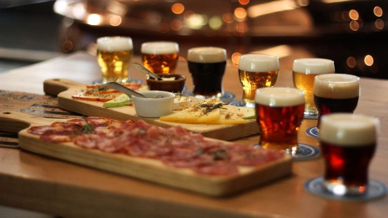 Cervejas e petiscos não faltam a este espaço que ainda cheira a novo. O espaço abriu em este ano