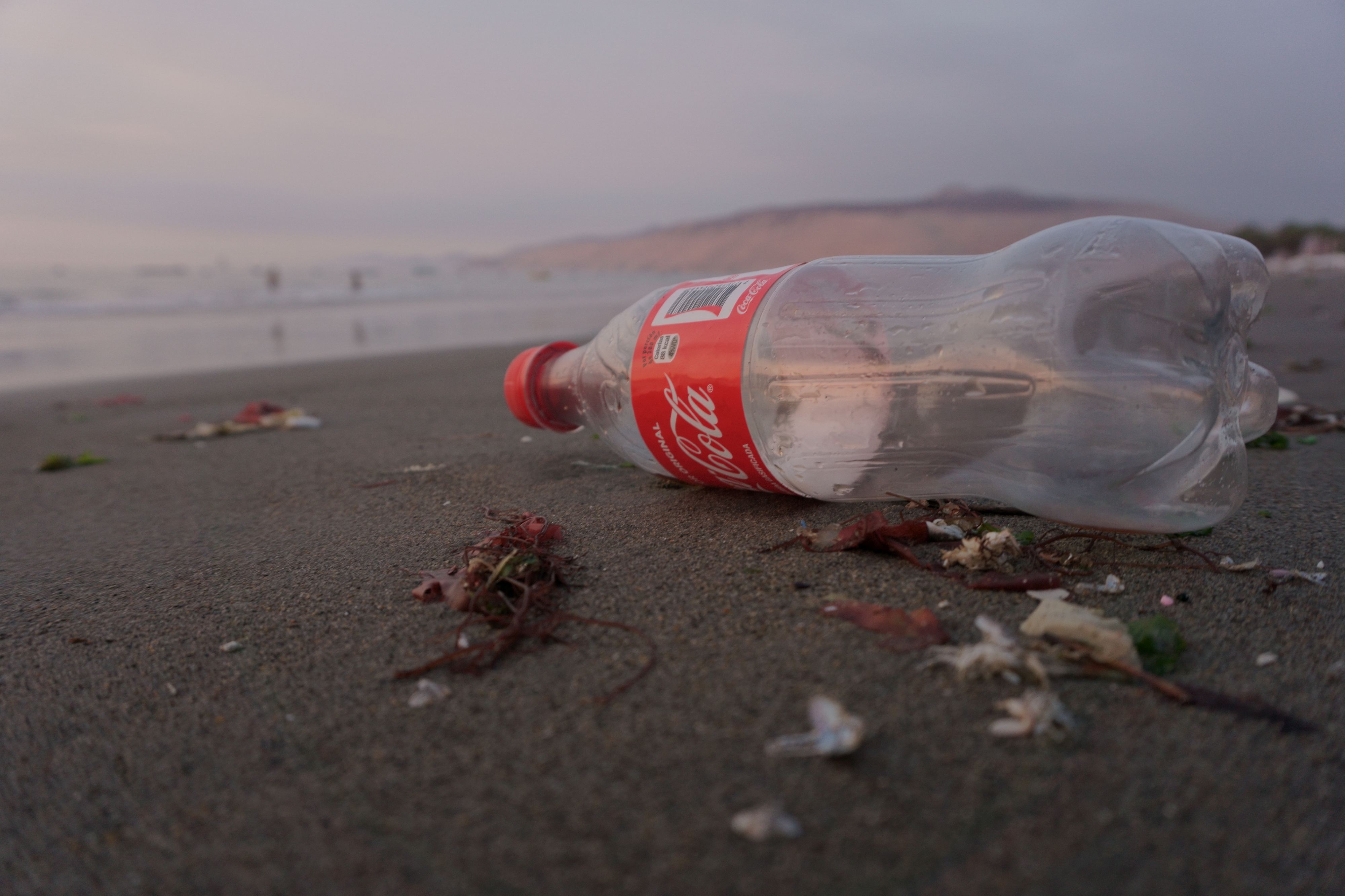 Coca-Cola é a fonte de plástico mais poluidora do mundo. Conheça o Top 10