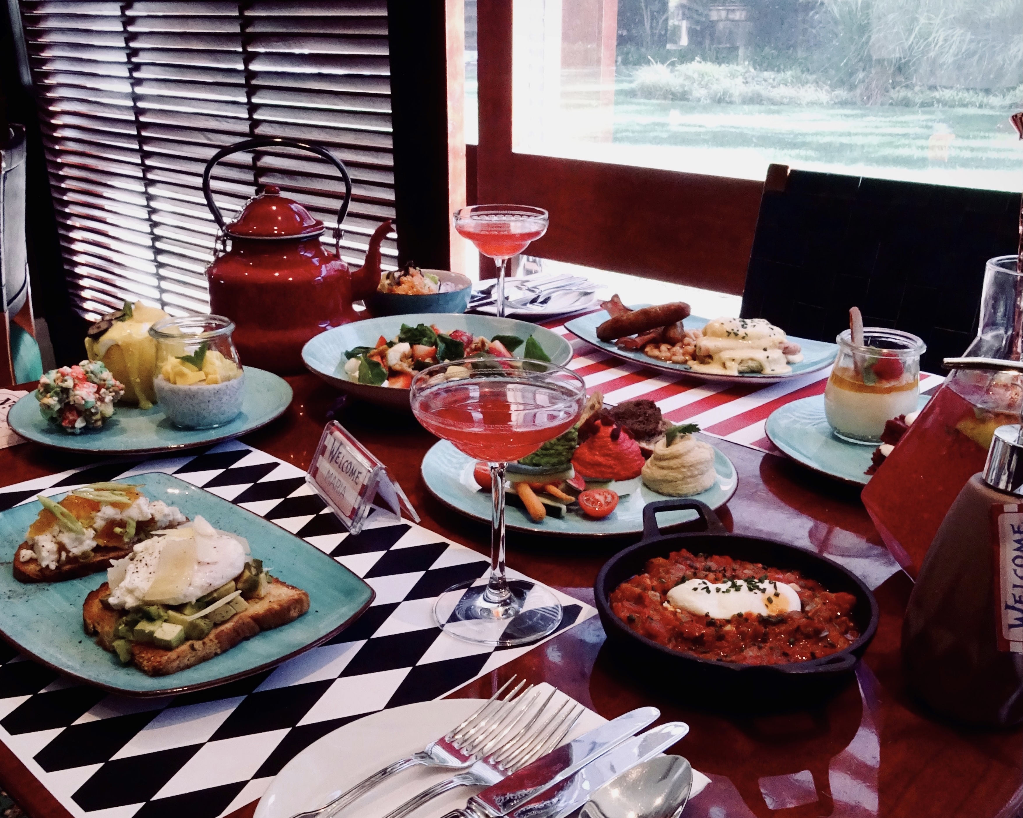 Neste brunch a loucura do Chapeleiro e as maravilhas de Alice juntam-se à mesma mesa