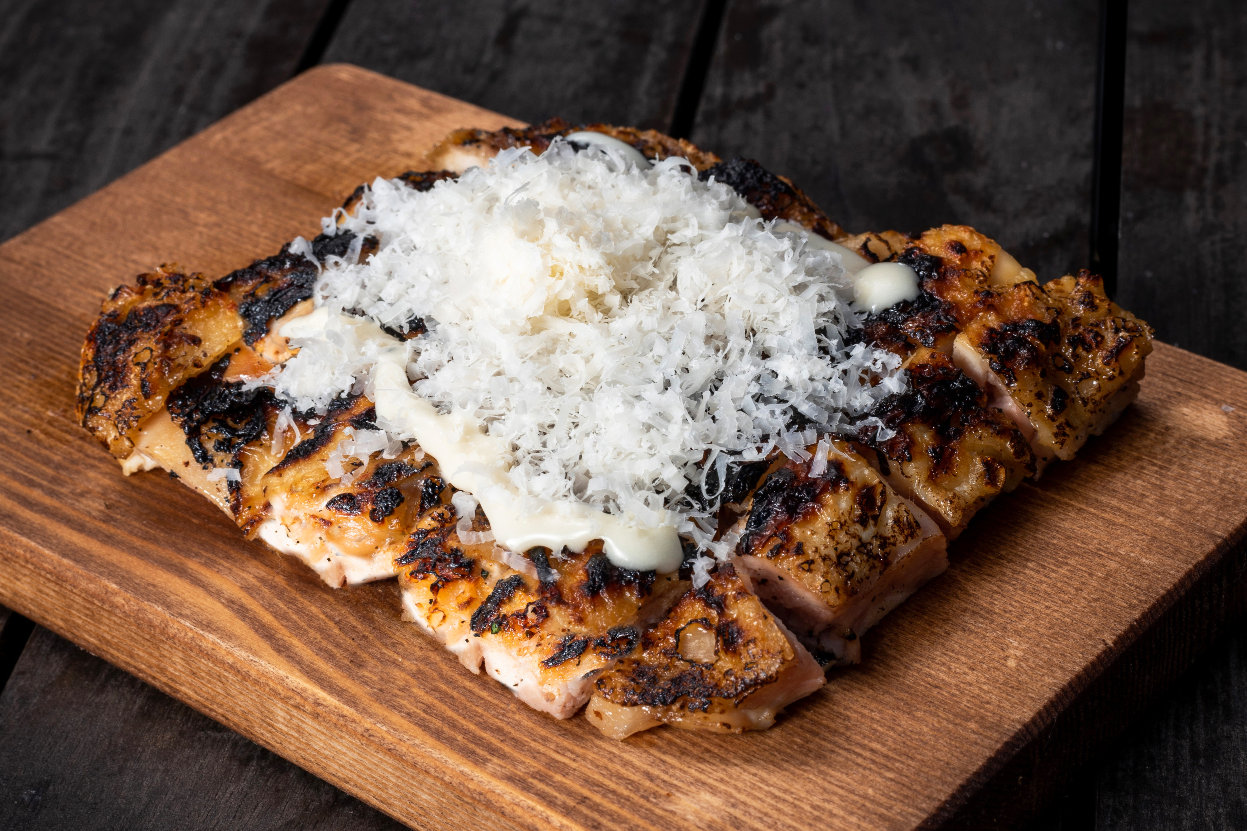 O suculento (e desossado) frango com parmesão e trufa do Vira Frangos já chegou a Cascais