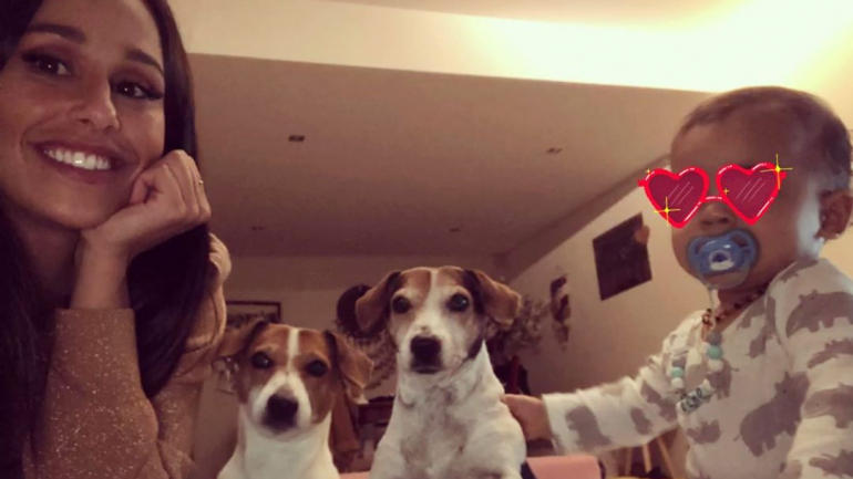 Rita Pereira com as cadelas, Hyndia e Heyvi, e o filho Lonô