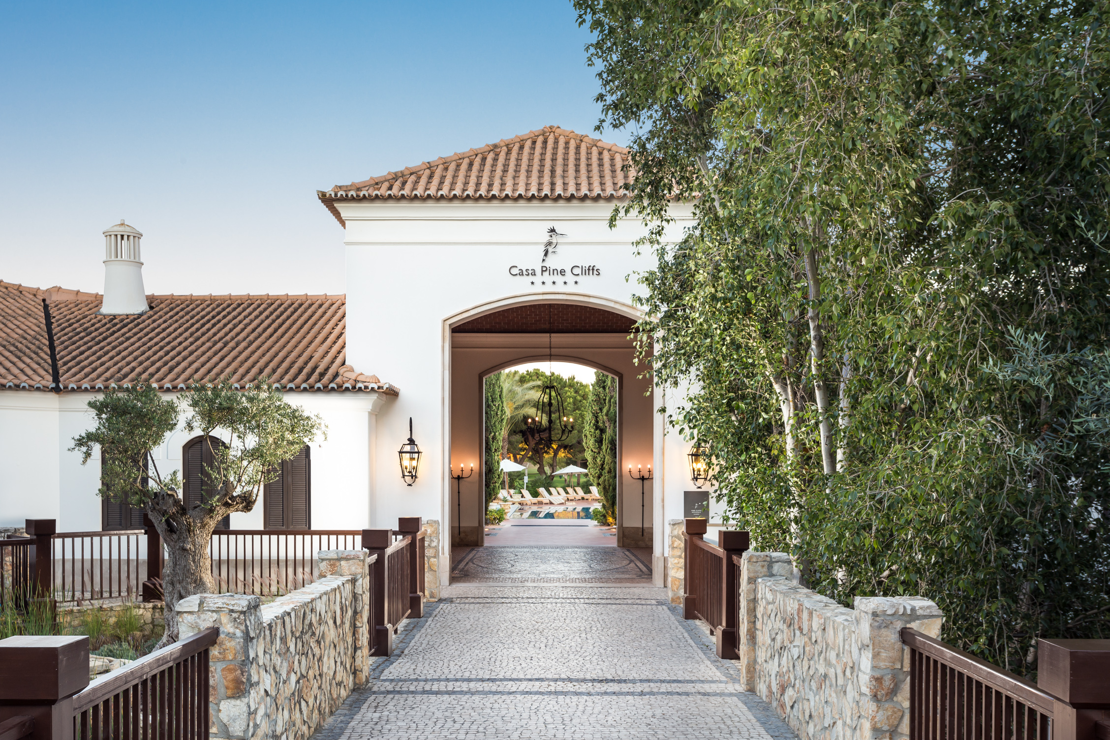 Escapadinha (grátis) para o Algarve. Pine Cliffs Resort oferece uma noite até ao final do ano