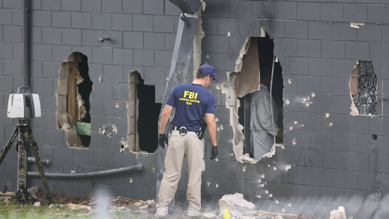 Escolas, igrejas e cinemas. 20 anos de massacres nos Estados Unidos em 13 imagens