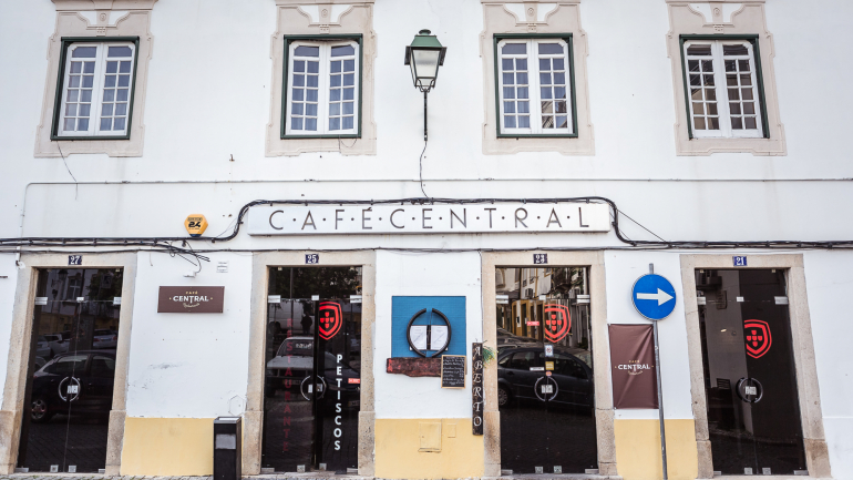 O restaurante fica no centro de Portalegre e tem boas críticas no Google, TripAdvisor e Facebook.