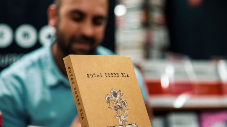 'Notas Sobre Ela', da editora Cultura, está à venda por €17,50