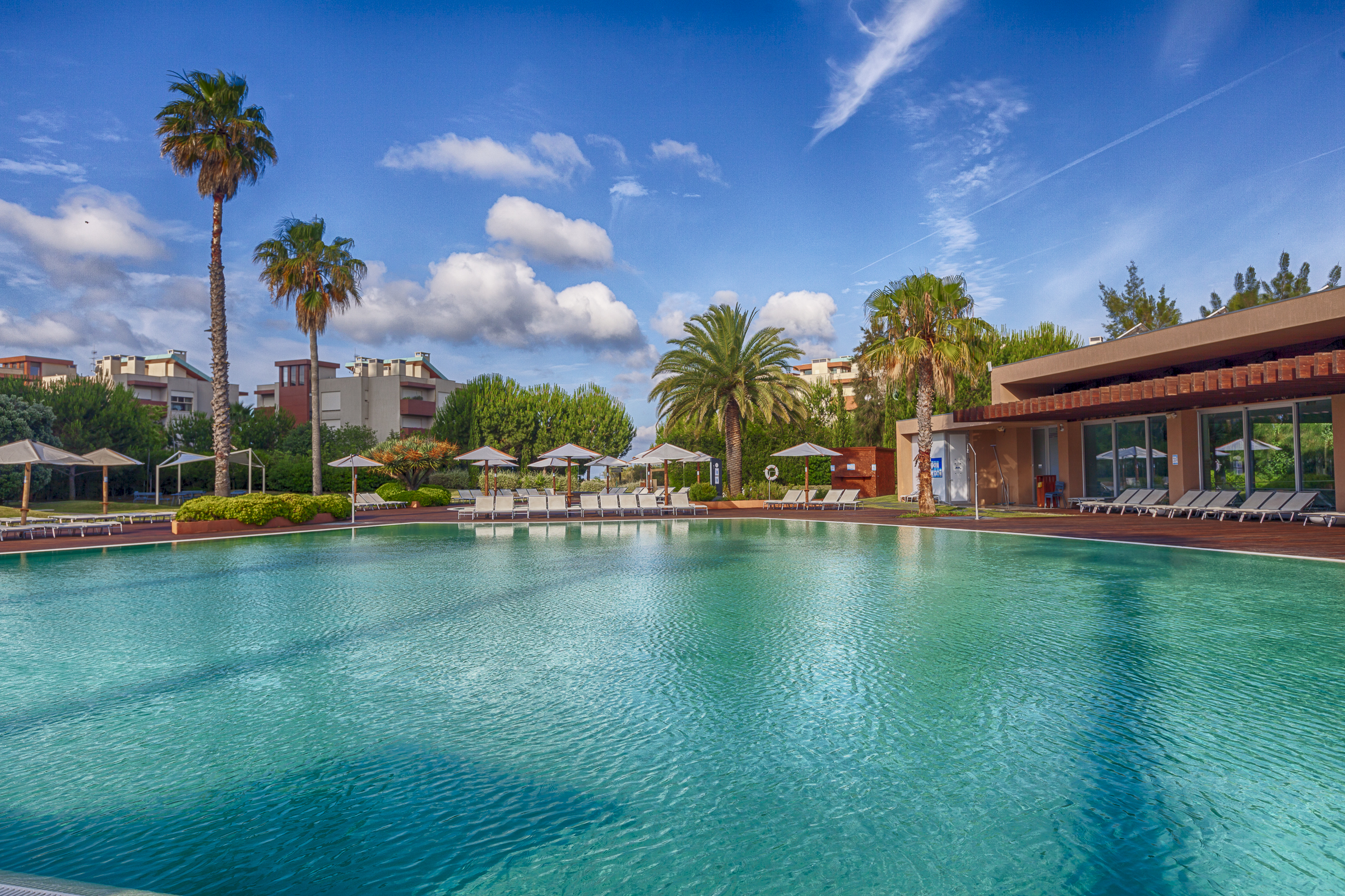 Praia a 5 minutos, piscina, casas com cozinha e grátis para miúdos. O Tróia Residence tem tudo para o seu verão