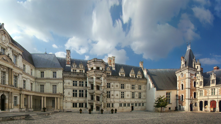 Nesta imagem, podem-se identificar os quatro estilos arquitectónicos do castelo de Blois