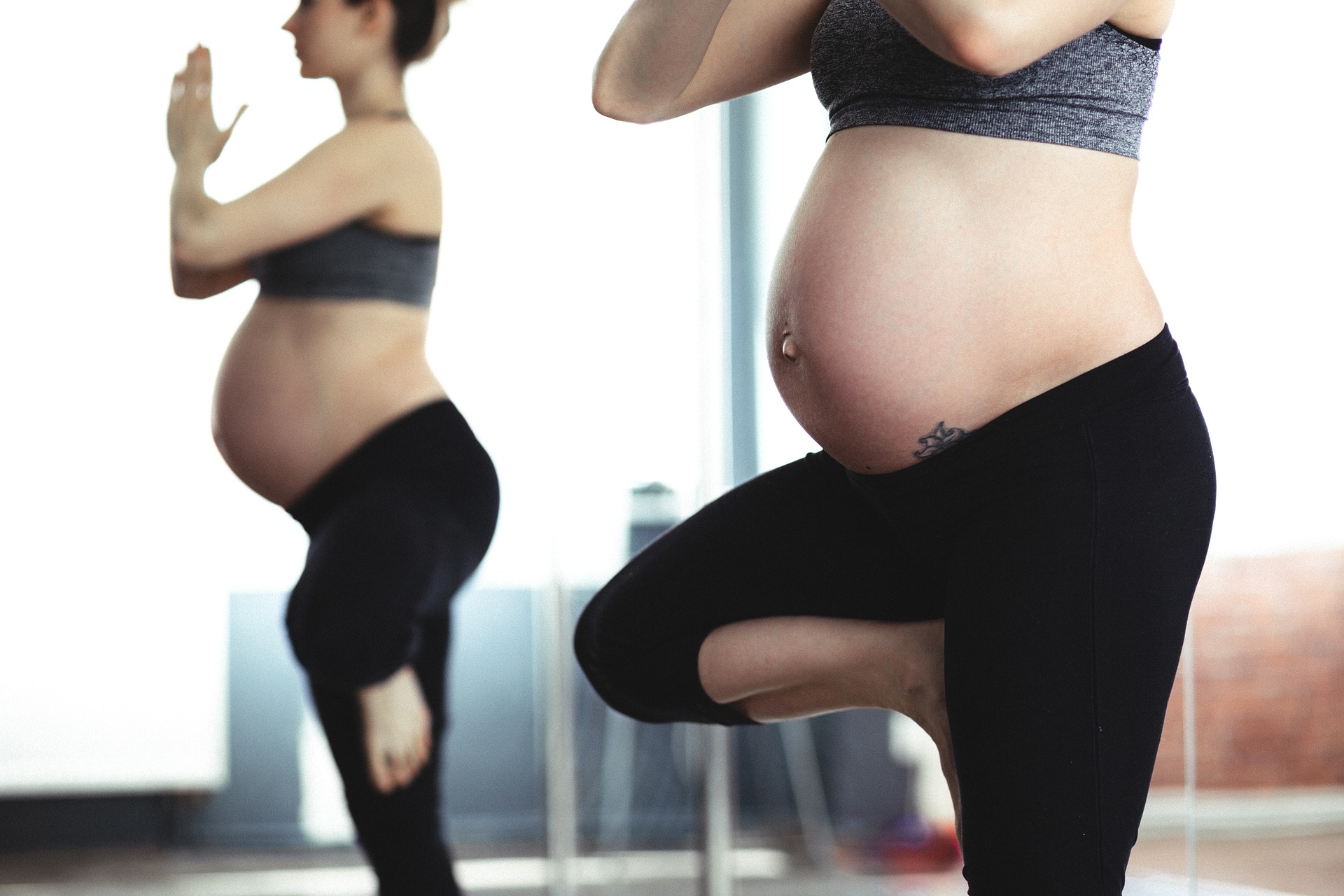 Fazer exercício físico durante a gravidez, sim ou não? Um médico e um personal trainer esclarecem